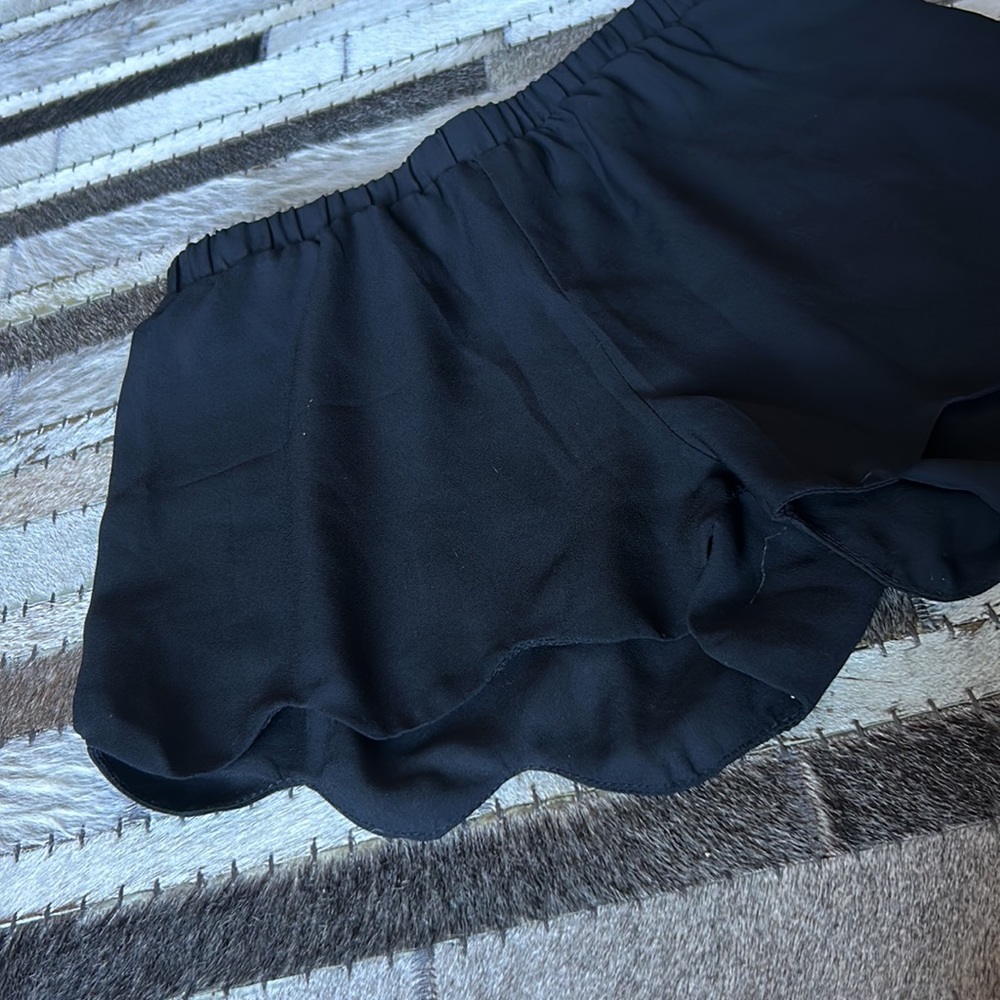 LA Hearts Black Lightweight Scalloped Trimmed‎ Shorts - Picture 2 of 5